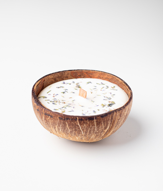 Sojová svíčka v kokosu - levandulová / santalové dřevo